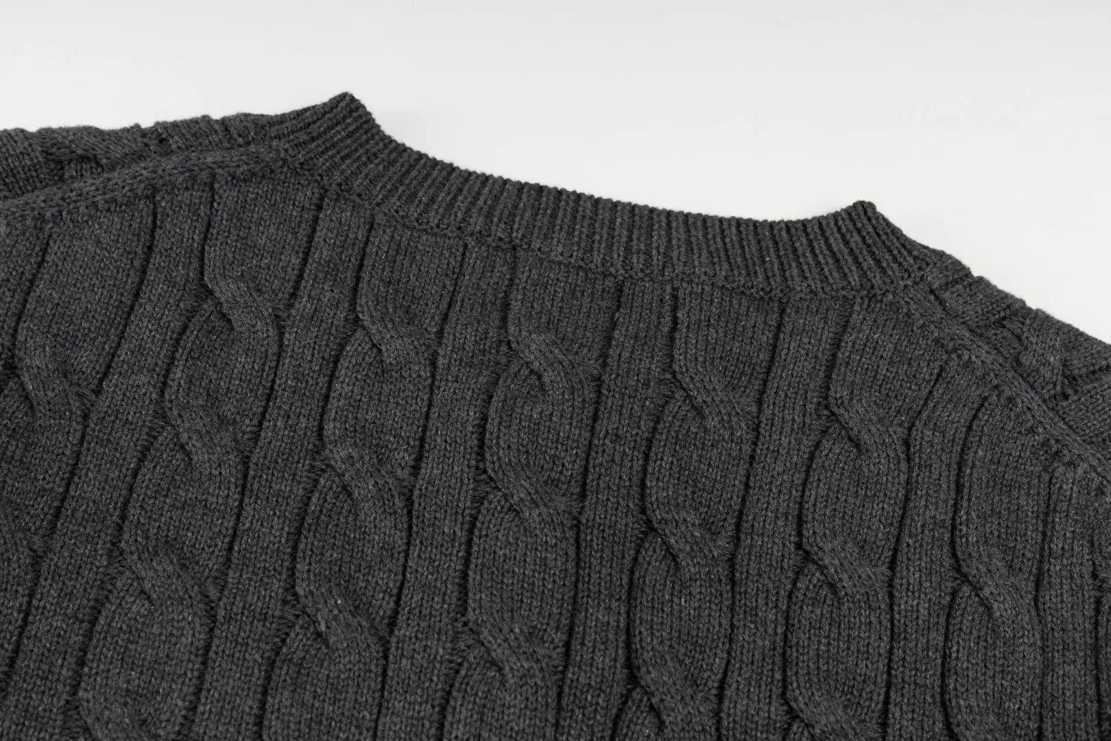 P230 #R93 RALPH LAUREN Ralph Lauren twelve colors classic small label embroidery logo seven-button knitted cable cardigan sweater women's top, high-density LOGO embroidery on the chest, original customization of tag accessories. Made of pure cotton yarn, pure cotton is skin-friendly and comfortable, small label war horse embroidered twist button cardigan sweater 🐎 high quality, follow the blogger to learn how to wear it! Let’s buy a Ralph Lauren cable sweater. It’s a super hard-to-find series after it became popular. It’s hard to find one on the official website. It’s simple and practical to wear, with a lazy and loose feel. The thickened fabric has more texture, feels soft and delicate, and has a loose fit. Whether worn alone or layered, you can wear different styles of fashion with just one piece!   Size: